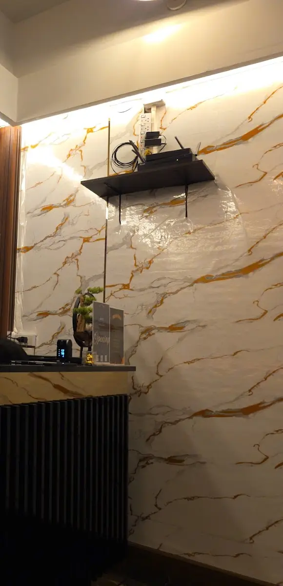 White marble wall with gold veins beside the reception desk